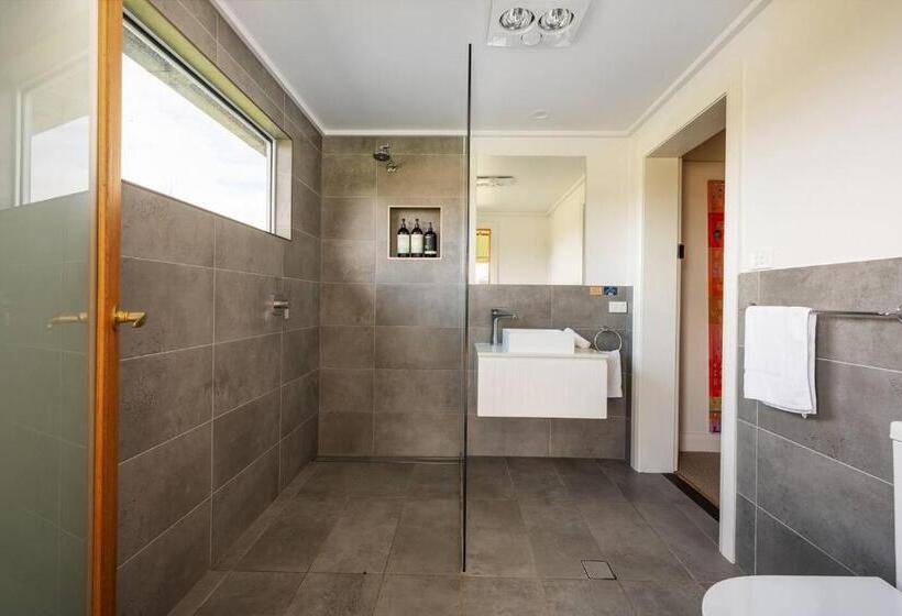 Отель Experience Country Mudgee At Lone Pine Farmhouse