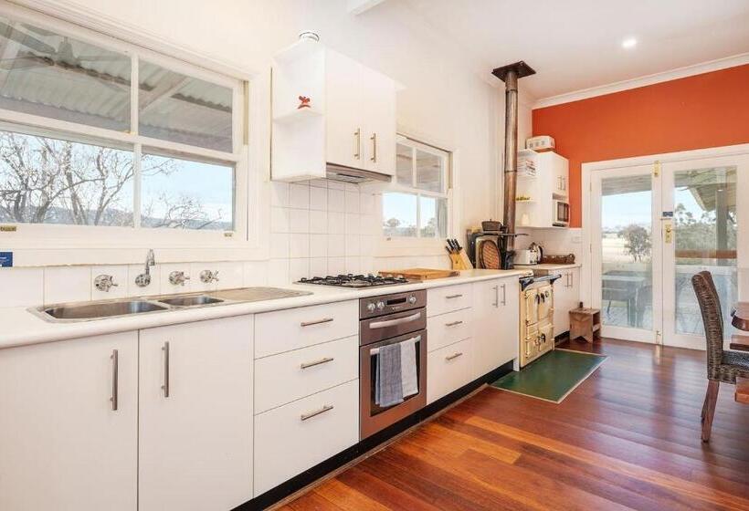 Отель Experience Country Mudgee At Lone Pine Farmhouse