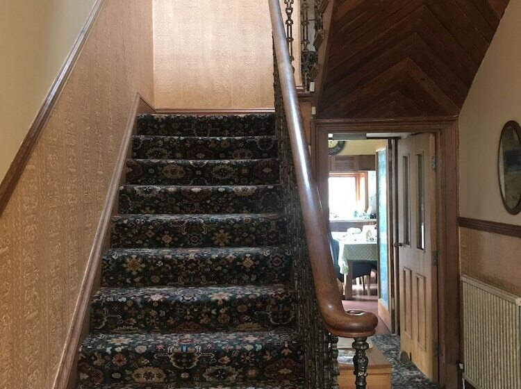 פנסיון Dunclutha Guest House