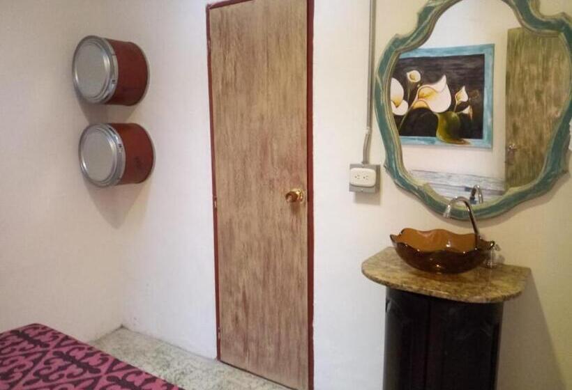פנסיון Hostal Macondo Inn