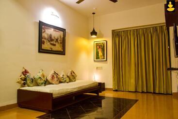 استراحتگاه 3bhk Riverside Stay Reflektions By Livingstone