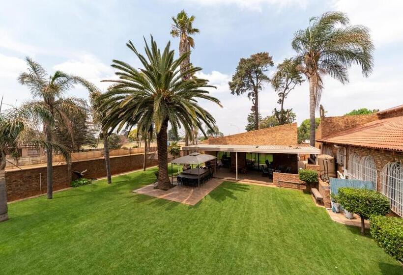 ペンション Oppiplot Guest House & Venue