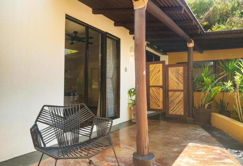 Manta Raya Hotel   Right On The Beach