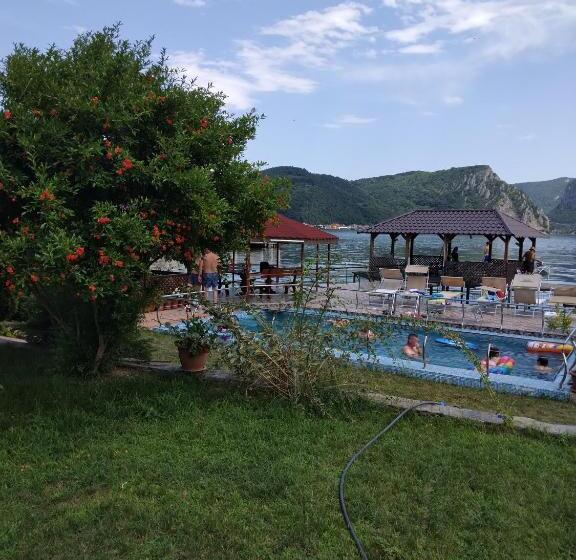 پانسیون Casa Lucian