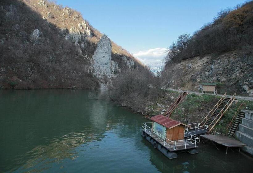 پانسیون Casa Lucian