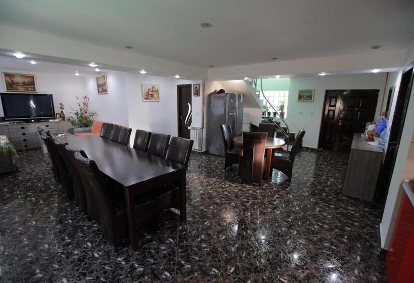 پانسیون Casa Lucian