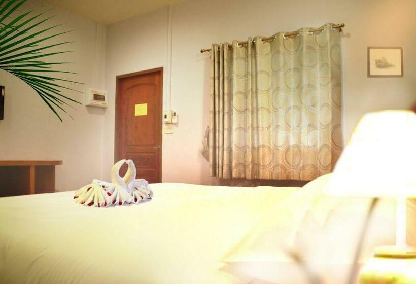 هتل Chao Phraya Home