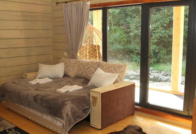 ユースホステル Berloga Sinevir