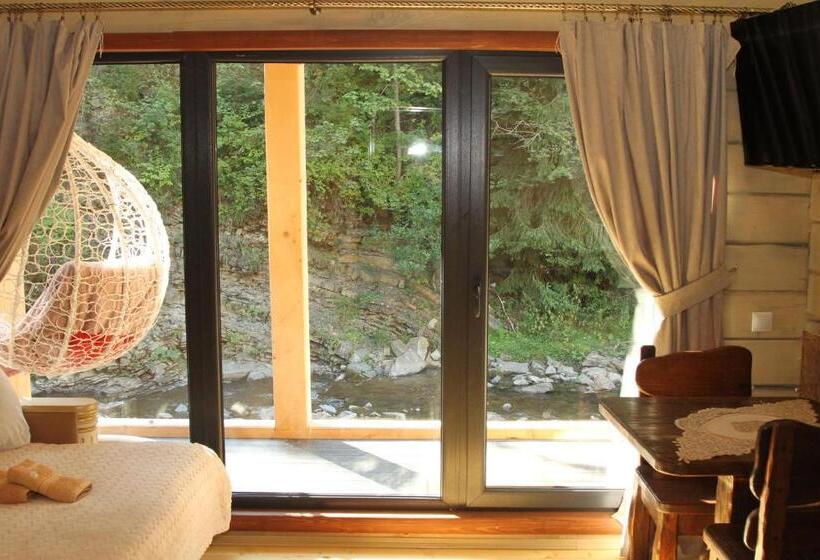 ユースホステル Berloga Sinevir