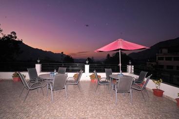هتل Mayur  Bar And Restaurant