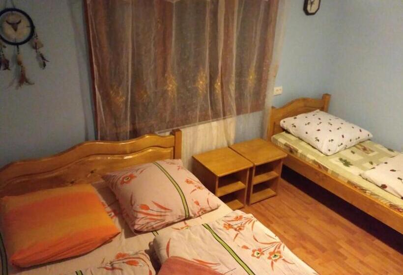 ペンション Guest House Mandrivnyi Rooms&apartments