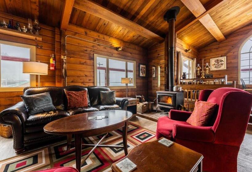 تختخواب و صبحانه Alert Bay Lodge