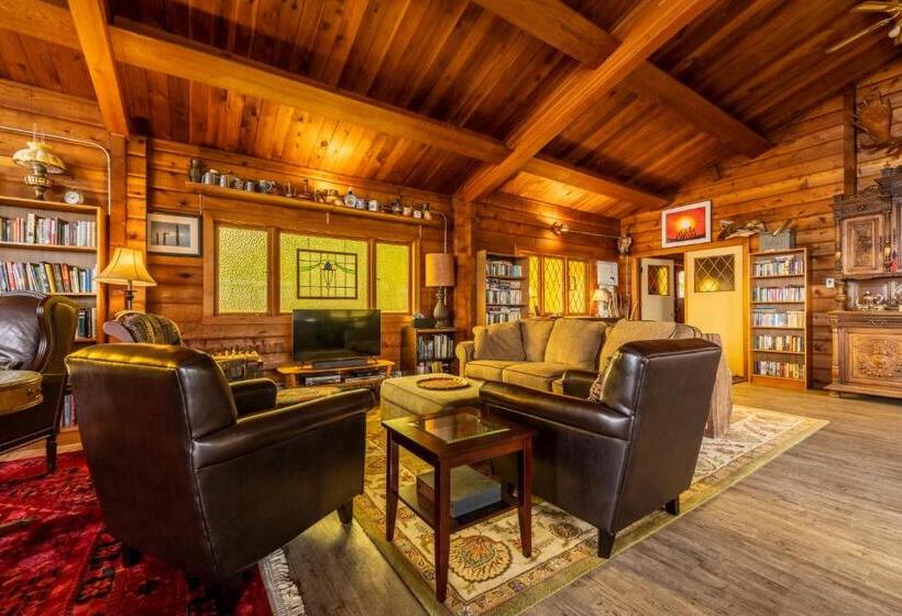 تختخواب و صبحانه Alert Bay Lodge