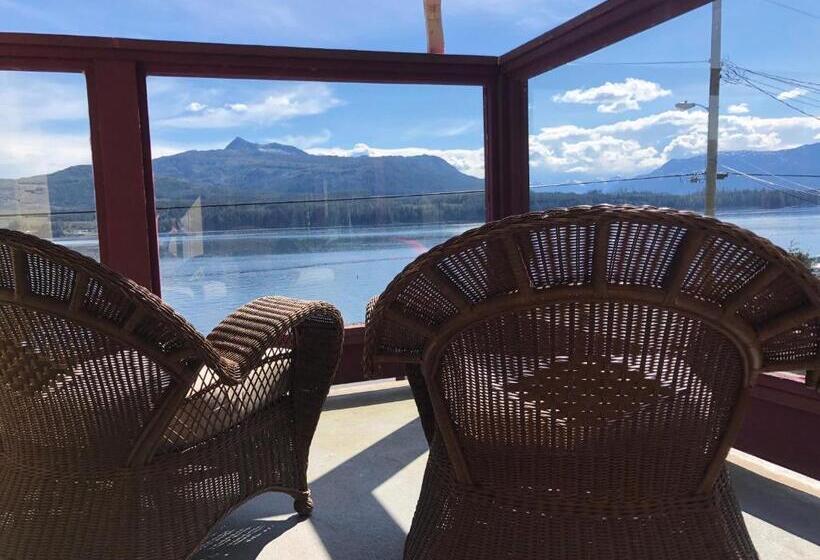 تختخواب و صبحانه Alert Bay Lodge