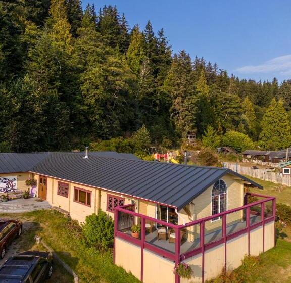 تختخواب و صبحانه Alert Bay Lodge