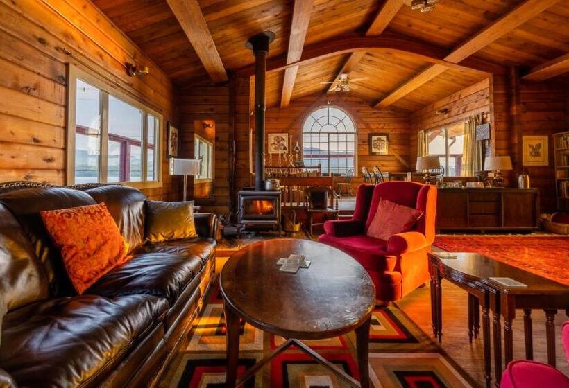 تختخواب و صبحانه Alert Bay Lodge
