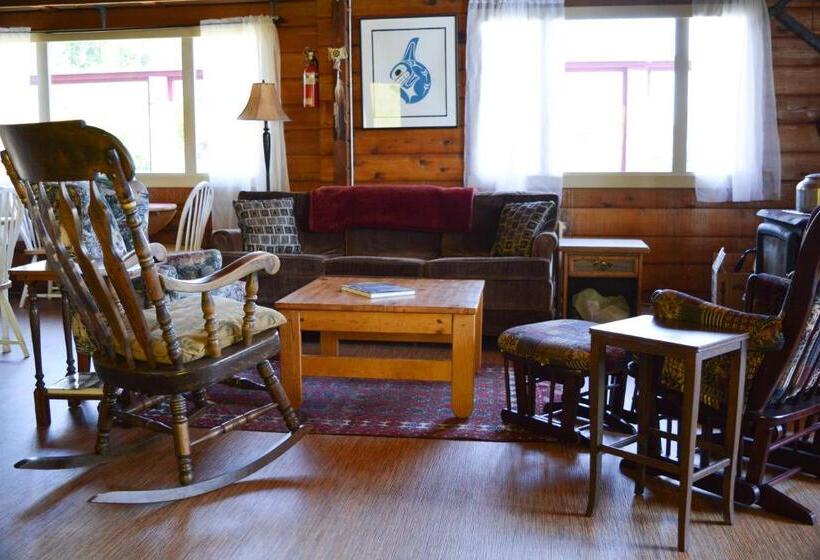 تختخواب و صبحانه Alert Bay Lodge