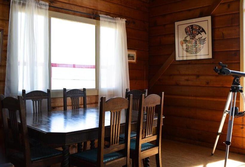 تختخواب و صبحانه Alert Bay Lodge