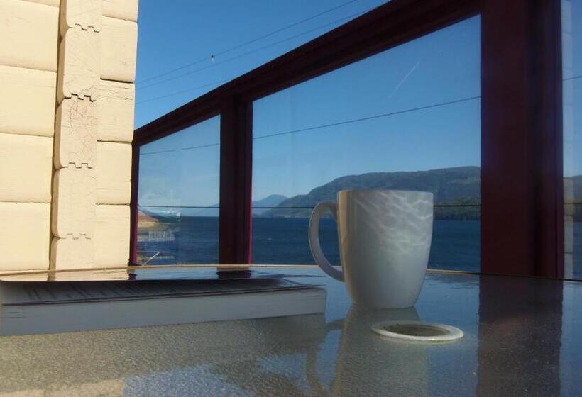 تختخواب و صبحانه Alert Bay Lodge