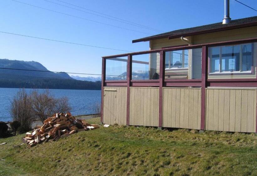 تختخواب و صبحانه Alert Bay Lodge