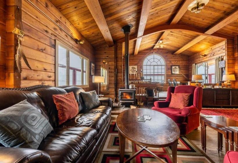 تختخواب و صبحانه Alert Bay Lodge