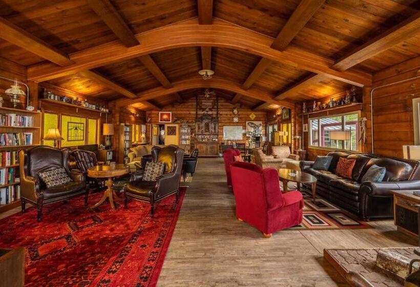 تختخواب و صبحانه Alert Bay Lodge