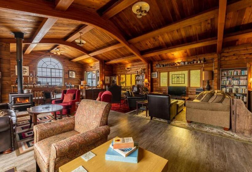 تختخواب و صبحانه Alert Bay Lodge