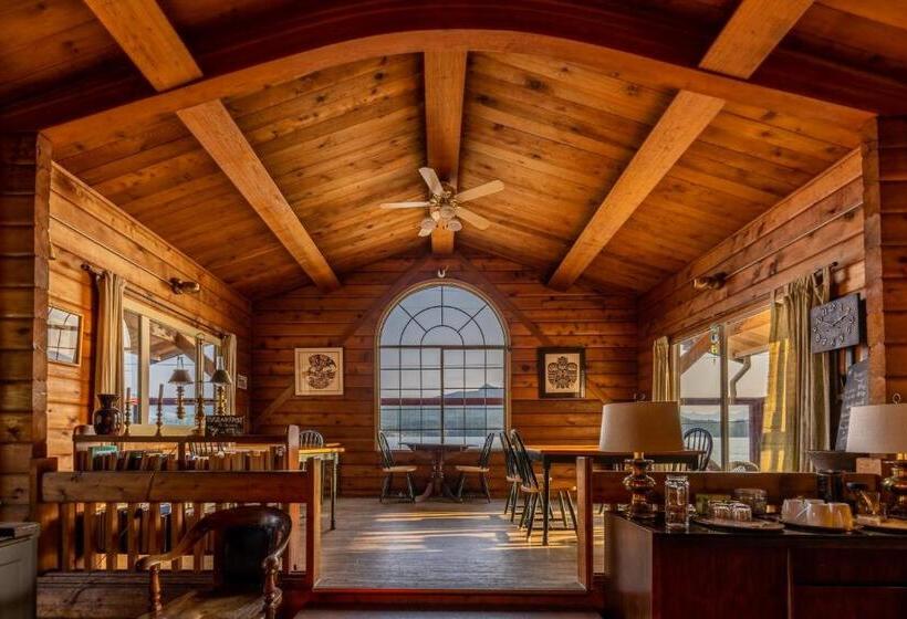 تختخواب و صبحانه Alert Bay Lodge
