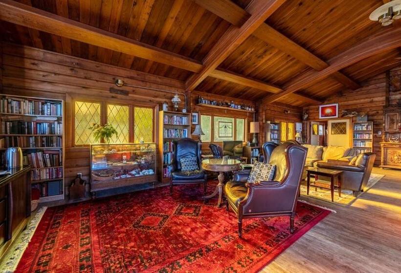 تختخواب و صبحانه Alert Bay Lodge