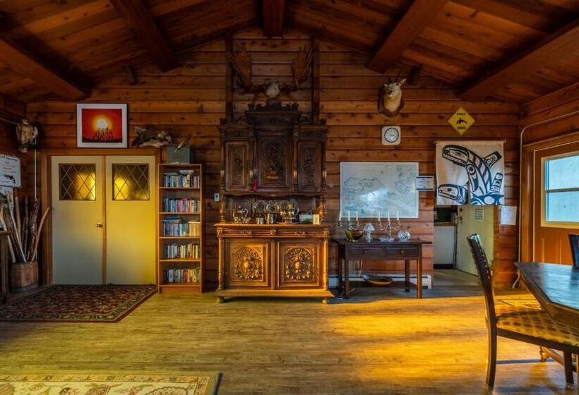 تختخواب و صبحانه Alert Bay Lodge