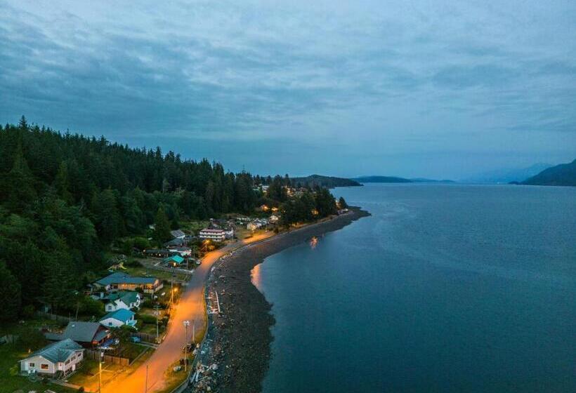 تختخواب و صبحانه Alert Bay Lodge