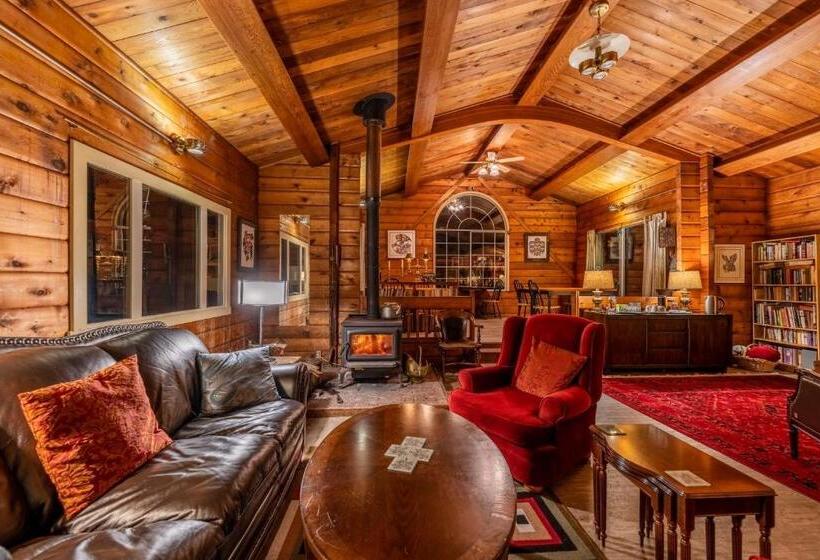 تختخواب و صبحانه Alert Bay Lodge