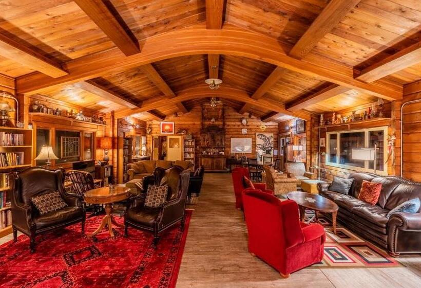 تختخواب و صبحانه Alert Bay Lodge