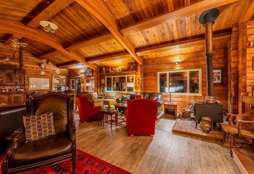 تختخواب و صبحانه Alert Bay Lodge