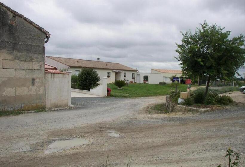 تختخواب و صبحانه Chambre D'hôtes Les Ormeaux