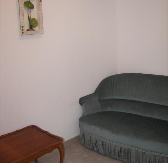 تختخواب و صبحانه Chambre D'hôtes Les Ormeaux