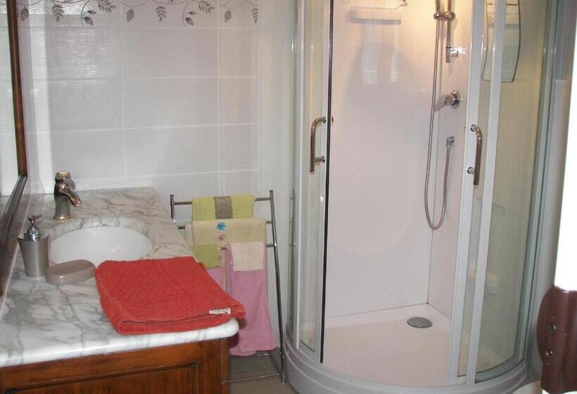 تختخواب و صبحانه Chambre D'hôtes Les Ormeaux