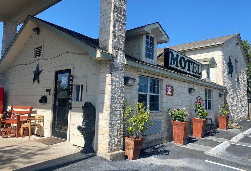 모텔 Cedar Creek Inn