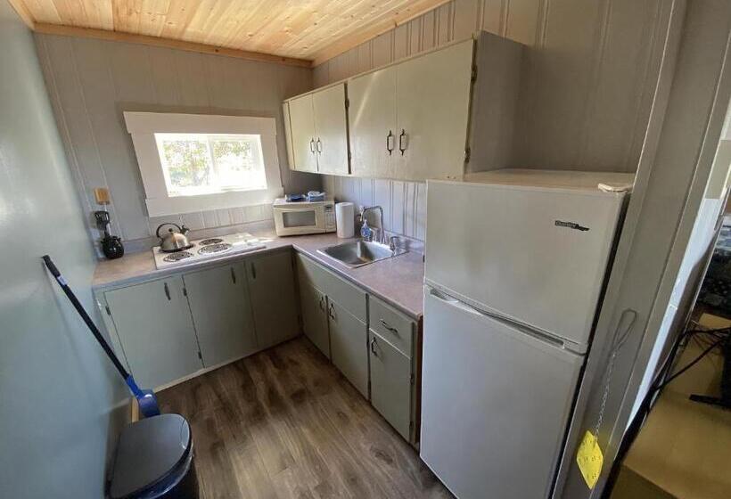 The Pines Motel And Cottages