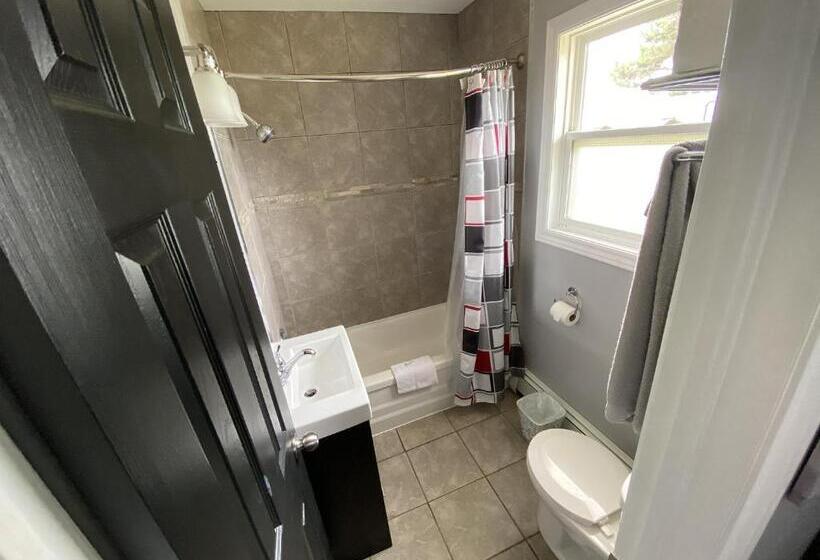 The Pines Motel And Cottages