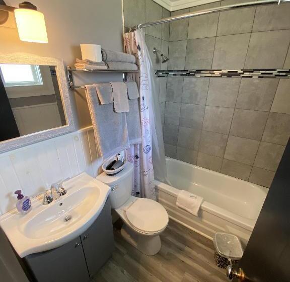 The Pines Motel And Cottages