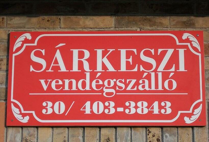 ペンション Sárkeszi Vendégszálló