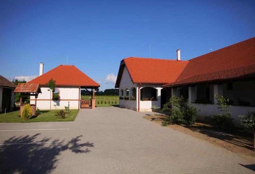 펜션 Csaronda Vendegház