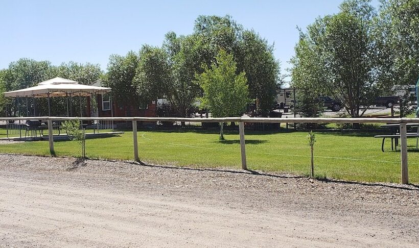 Wolf Den Log Cabin Motel And Rv Park