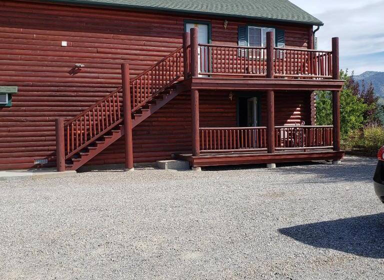 Wolf Den Log Cabin Motel And Rv Park
