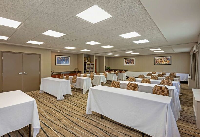 هتل Best Western Plus Burlington Inn & Suites