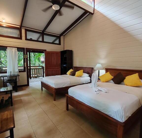 هتل Evergreen Lodge