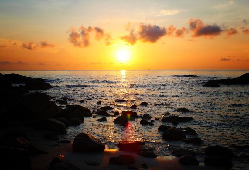 هتل First Bungalow Beach Resort