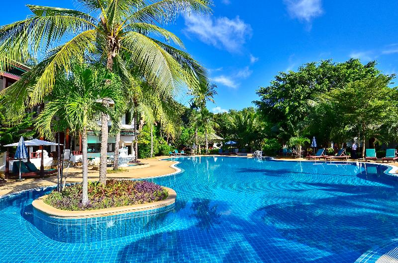 هتل First Bungalow Beach Resort