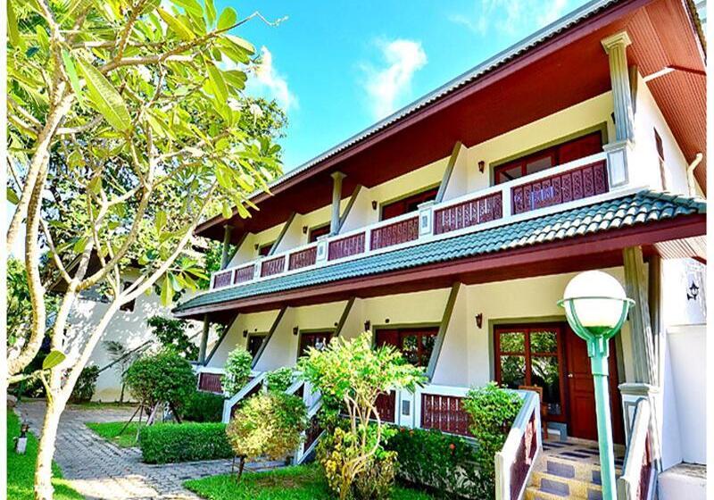 هتل First Bungalow Beach Resort